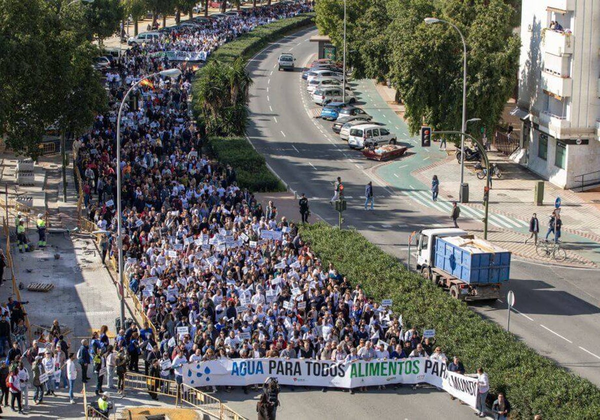 Una de las manifestaciones des los agricultores onubenses para pedir las mejores de las infraestructuras