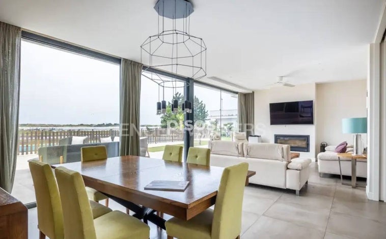 Imagen principal - La vivienda dispone de siete habitaciones y cinco baños