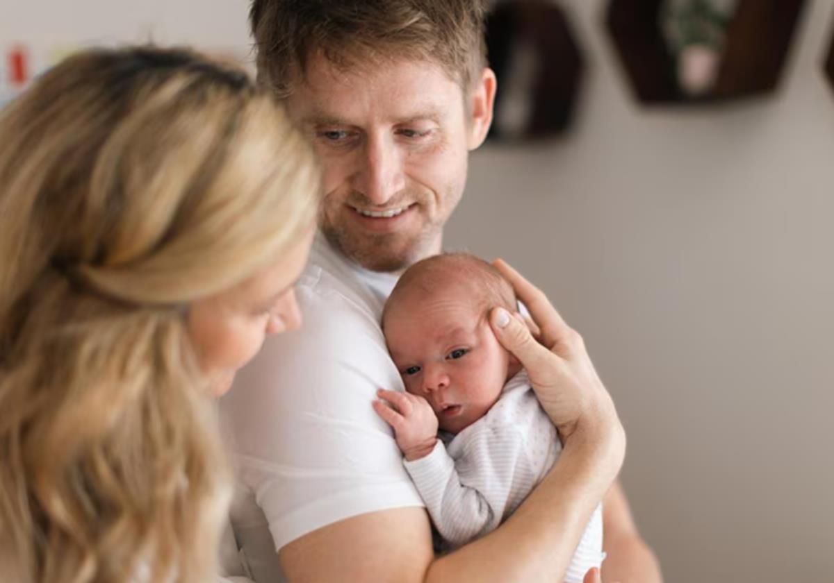 Imagen de archivo de unos padres con su hijo