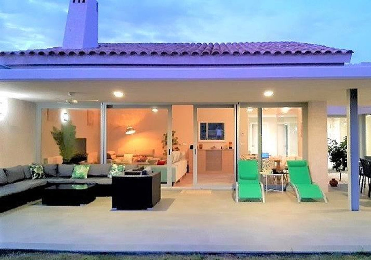 La espectacular casa está situada en la Urbanización Villas del Rompido