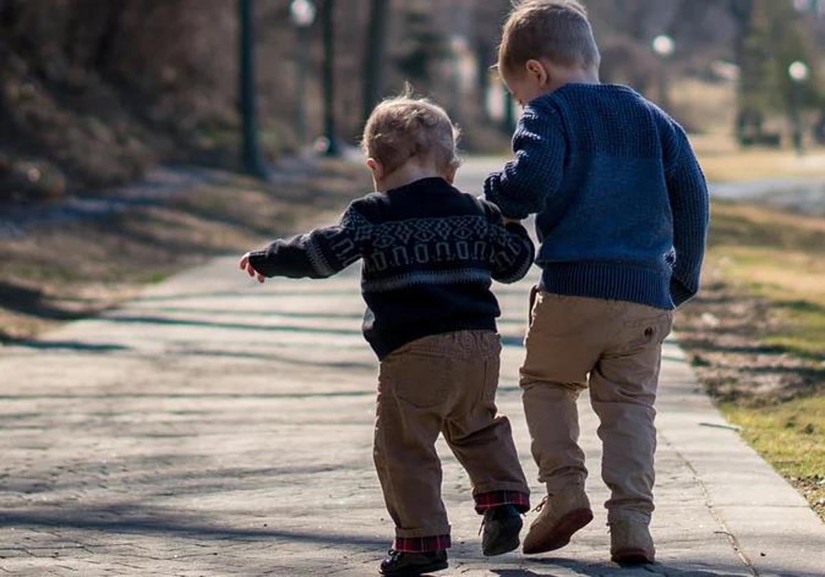 Los padres de hijos menores de 17 años pueden pedir esta ayuda de la Seguridad Social de 1.000 euros