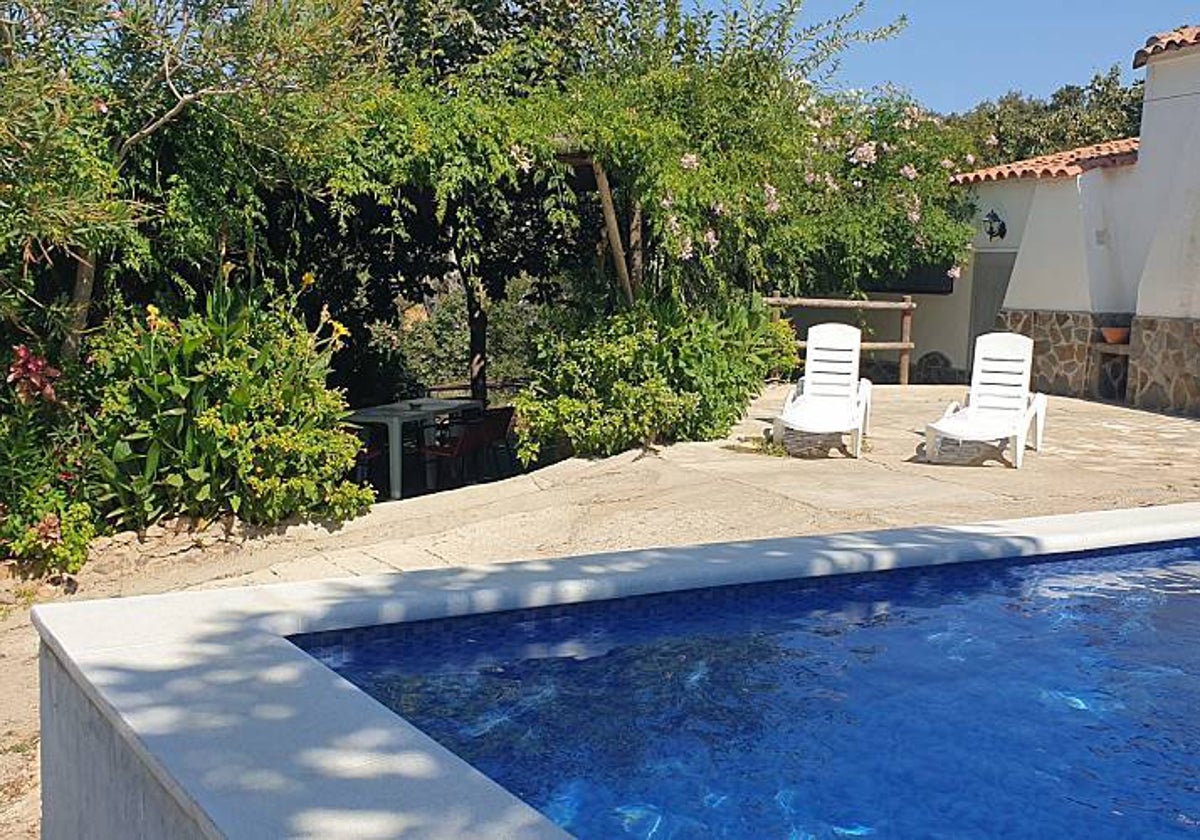 La casa rural con piscina se encuentra situada muy cerca de Cortegana