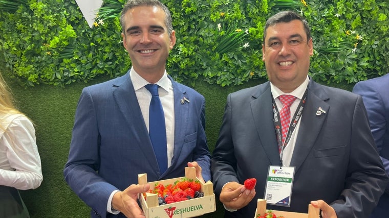 Francisco José Gómez, presidente de Freshuelva, con Ramón Fernández-Pacheco, consejero de Agricultura de la Junta