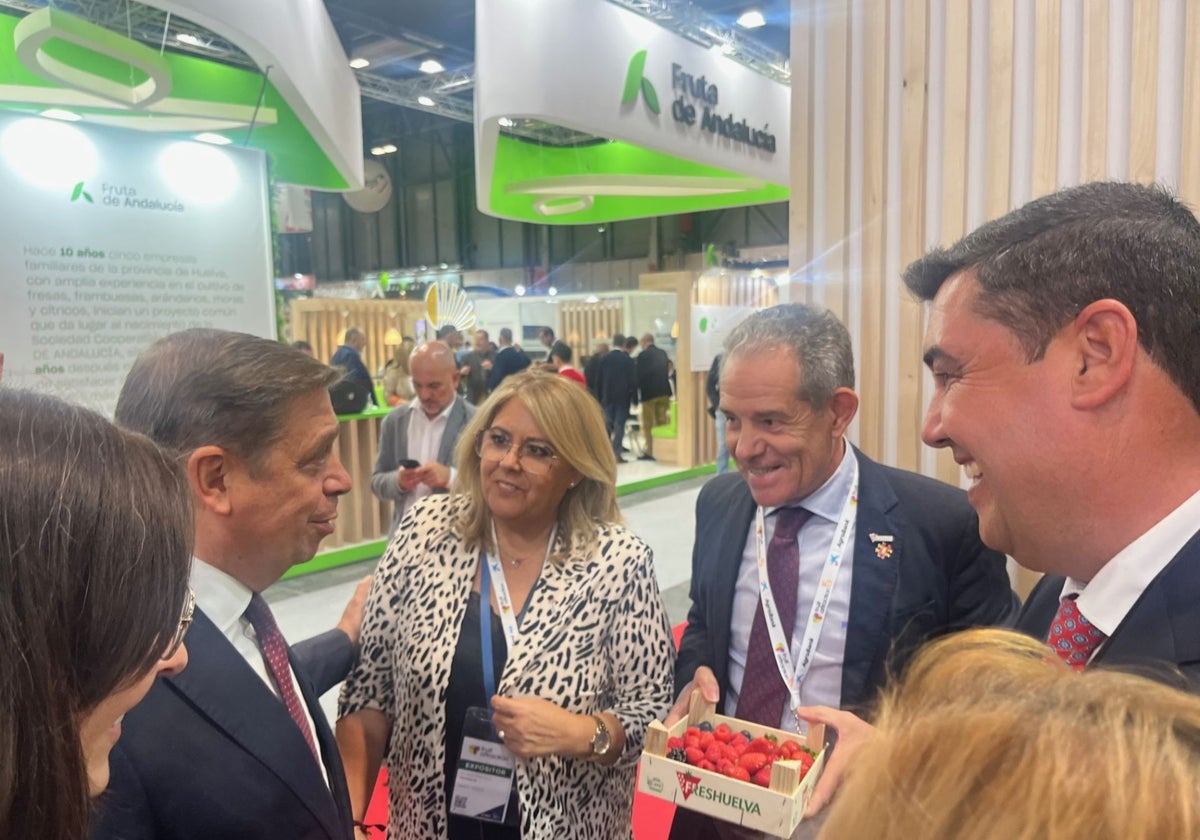 Luis Planas, ministro de Agricultura, visitando los stands de Huelva en la feria Fruit Attraction en Madrid