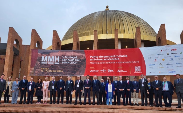 Imagen principal - Las autoridades en la inauguración del Salón Internacional de la Minería en Sevilla, y abajo el consejero Jorge Paradela