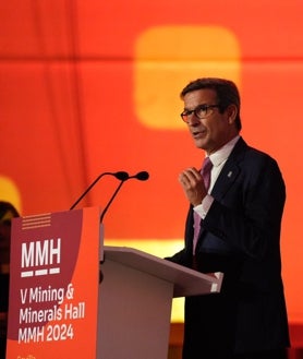 Imagen secundaria 2 - Las autoridades en la inauguración del Salón Internacional de la Minería en Sevilla, y abajo el consejero Jorge Paradela