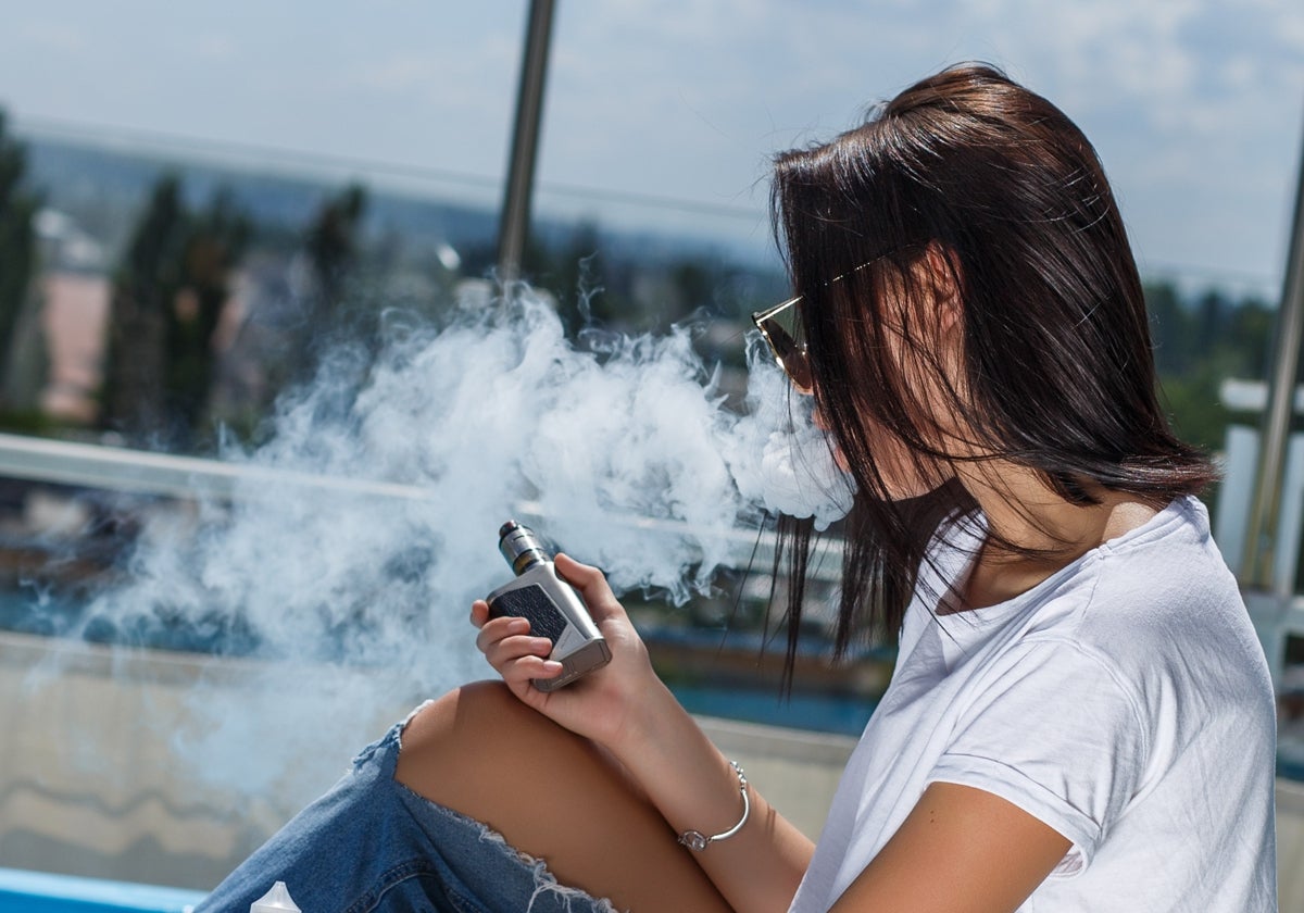 Imagen de archivo de una mujer vapeando