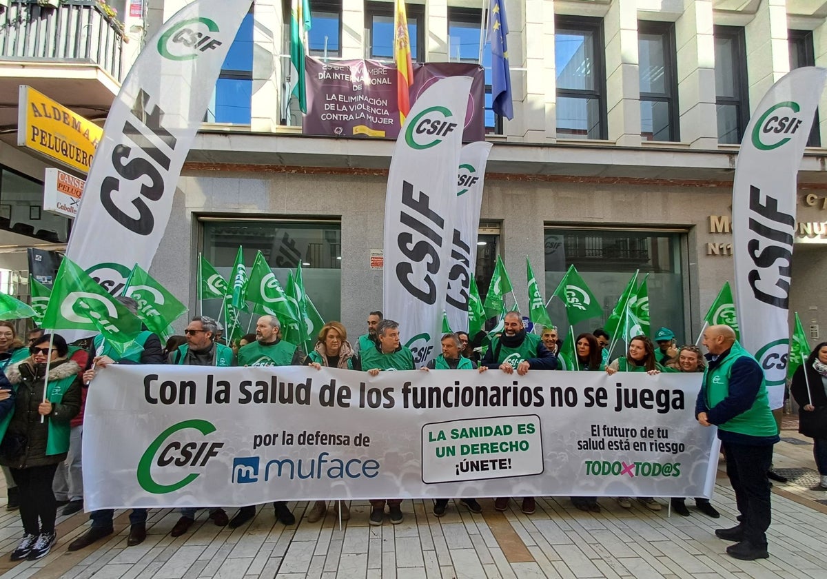 Casi un centenar de miembros de CSIF se han concentrado esta mañana ante la Subdelegación del Gobierno