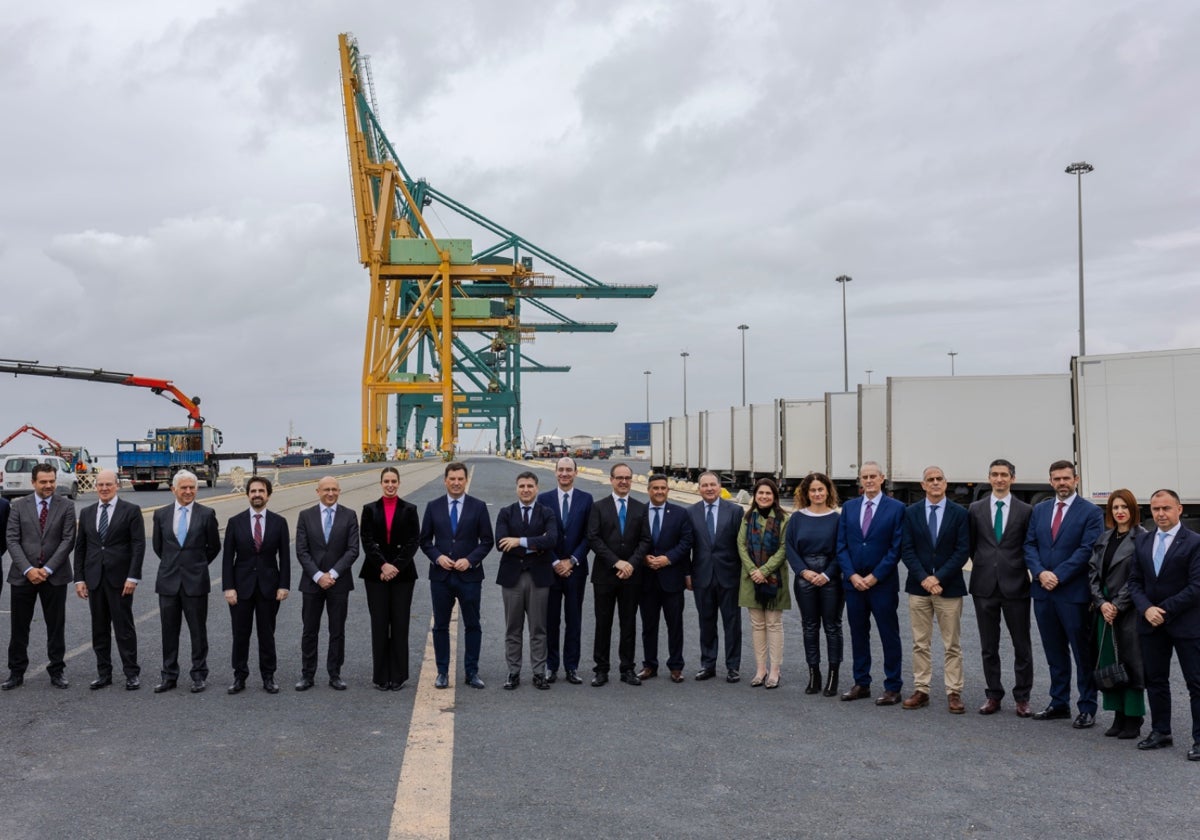 Representantes públicos y empresariales tras la presentación del proyecto