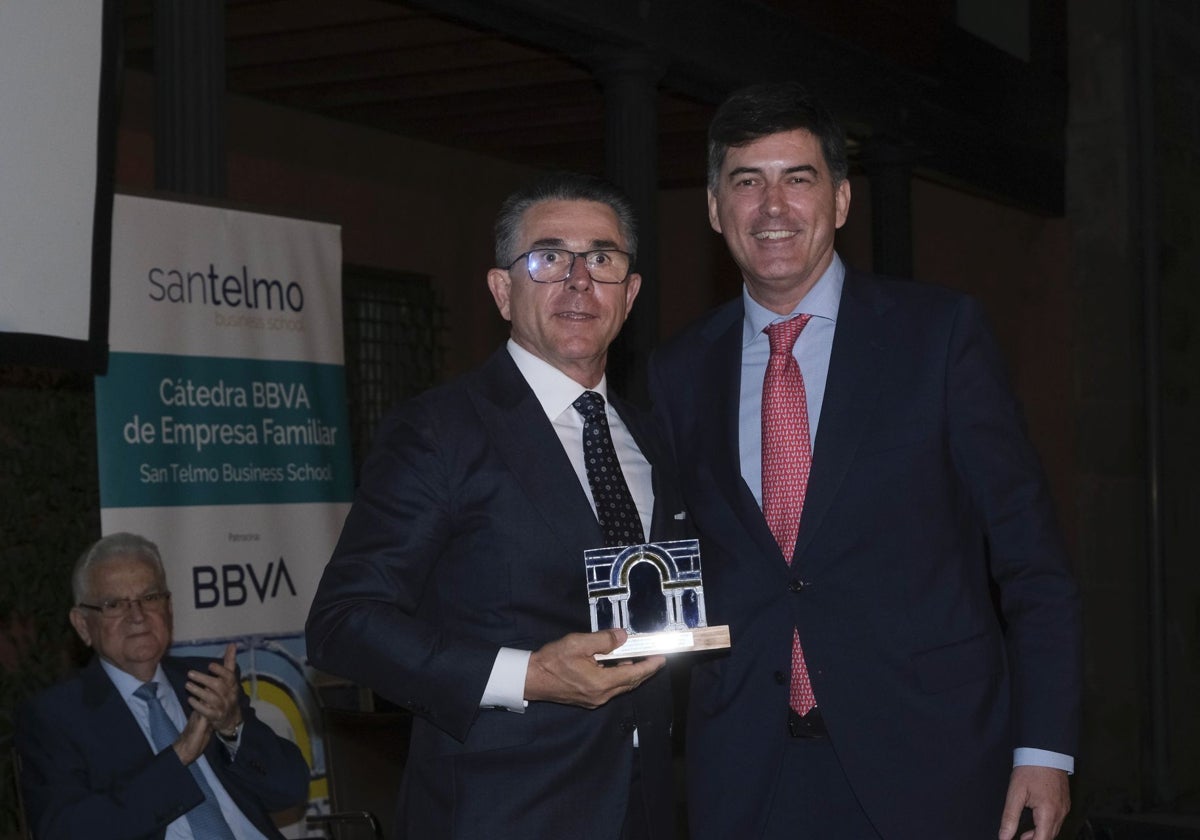 Juan Soltero recibe el premio de la empresa onubense Bionest