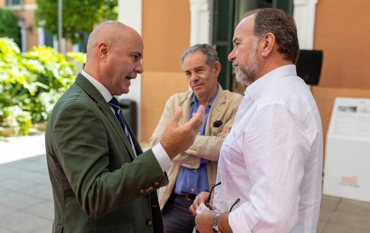 José Carlos Álvarez habla con José Luis García-Palacios en presencia de Alberto Garrocho, expresidente de Freshuelva