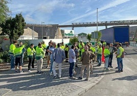Trabajadores concentrados a las puertas de Fertiberia, en Huelva
