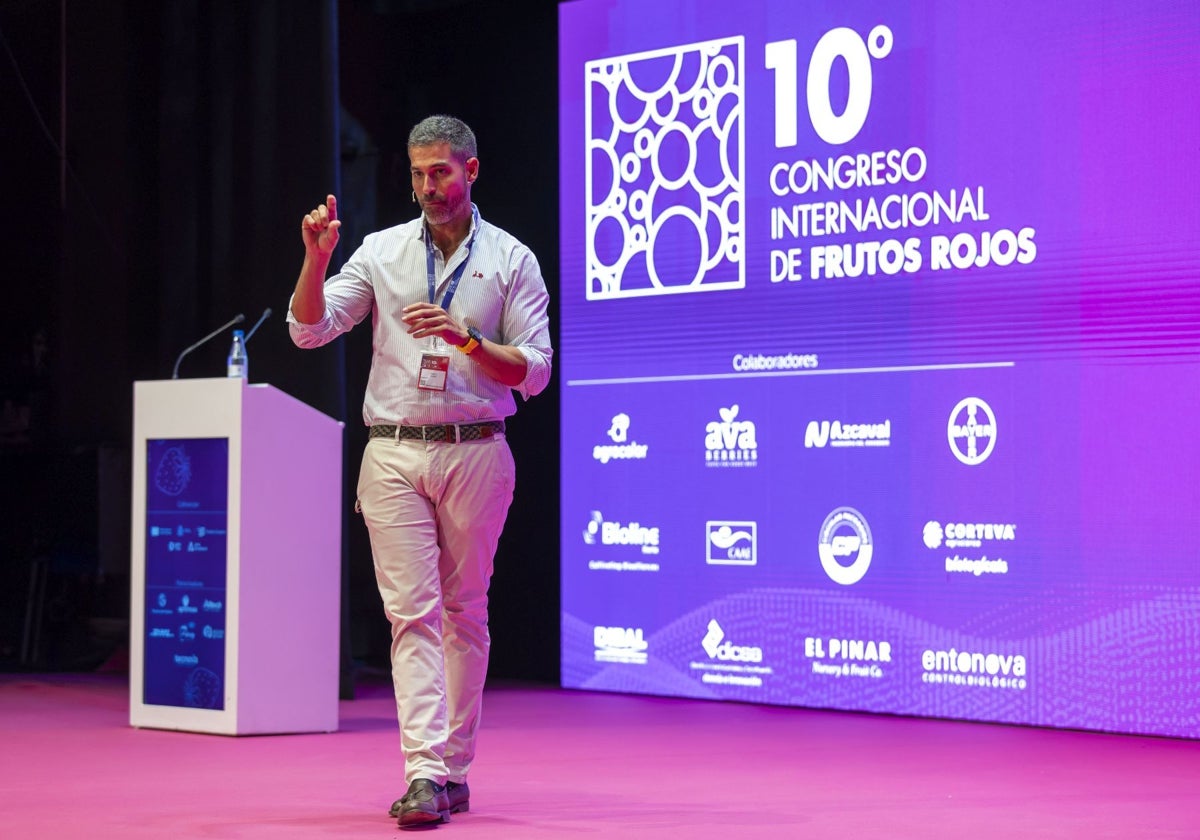 Pablo Ojeda, durante su conferencia de clausura del Congreso de Frutos Rojos de Huelva en la Casa Colón