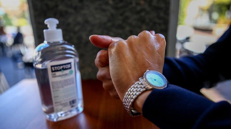 Una persona se desinfecta las manos con gel hidroalcohólico