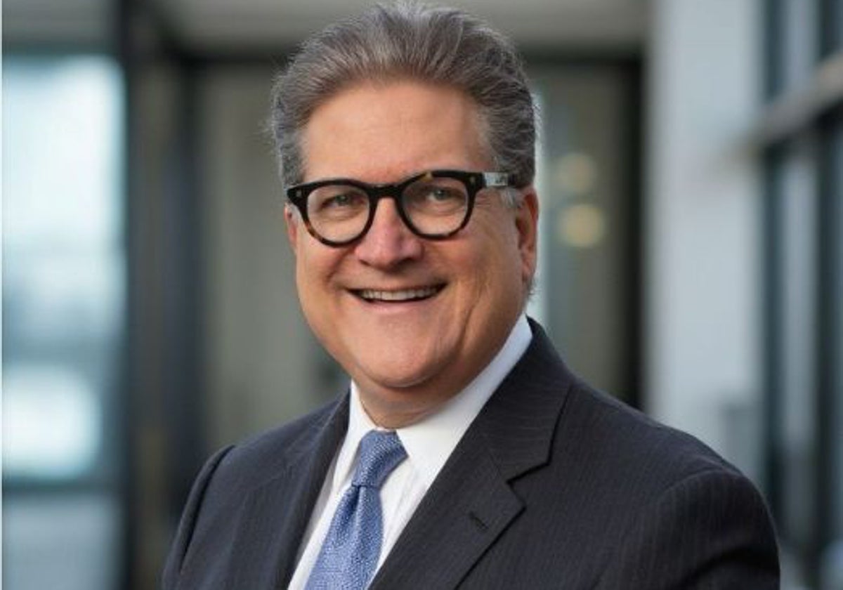 El senador estadounidense Robert Hertzberg