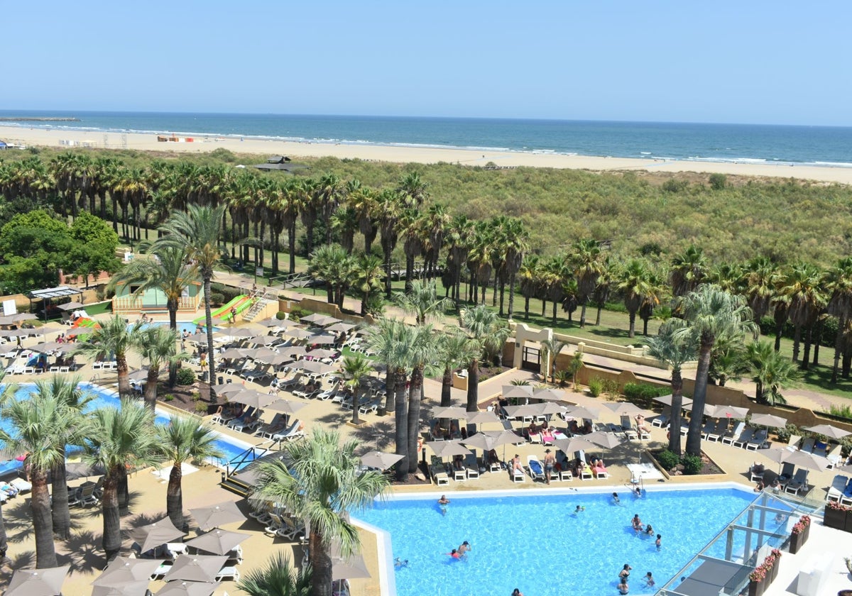 Vista de la zona de la piscina y la comunicación con la playa
