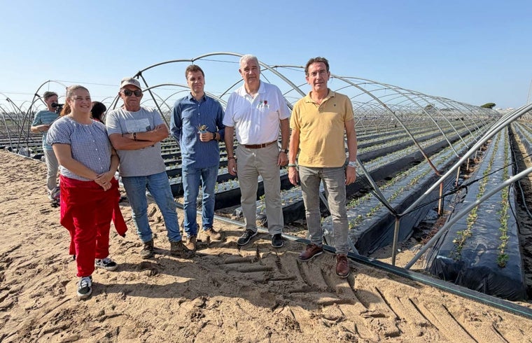Miembros de la Unión de Pequeños Agricultores con el personal de la finca