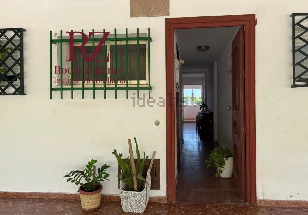 Entrada al barato apartamento situado en la costa de Huelva