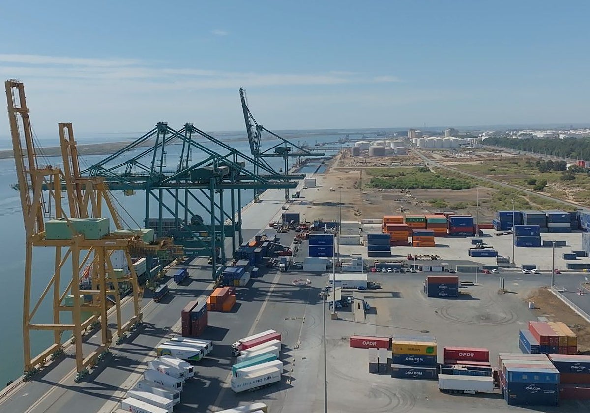 Panorámica del Muelle Sur del Puerto de Huelva