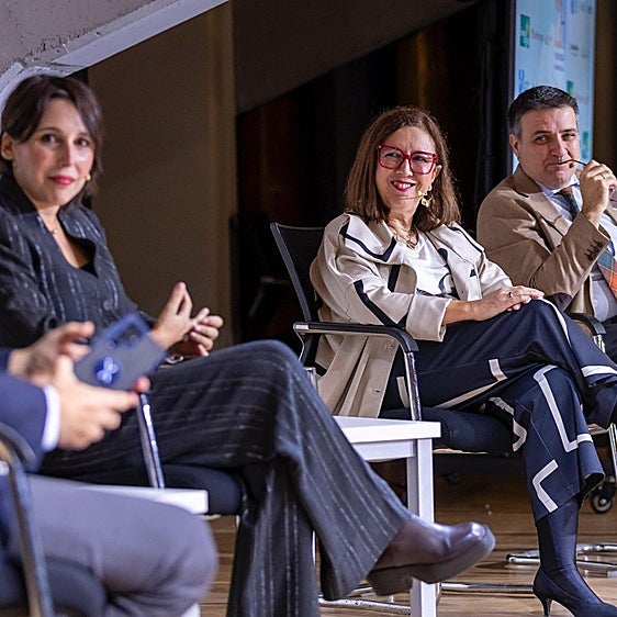 María Jesús Lorenzana, Mercedes Morán y Cristóbal Sánchez en su intervención en el Foro Nacional de Minerales Críticos en La Rábida