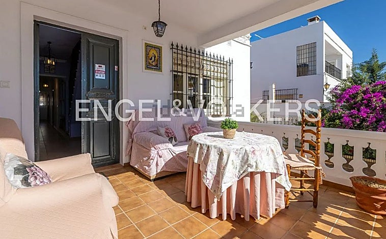 Imagen principal - Cada espacio ha sido cuidado con esmero, preservando la luz, la comodidad y una atmósfera que hacen de esta casa un hogar único