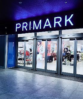 Imagen secundaria 2 - Los trabajadores de PrimarK en el centro comercial Holea de Huelva, exultantes de felicidad tras la remodelación de la tienda