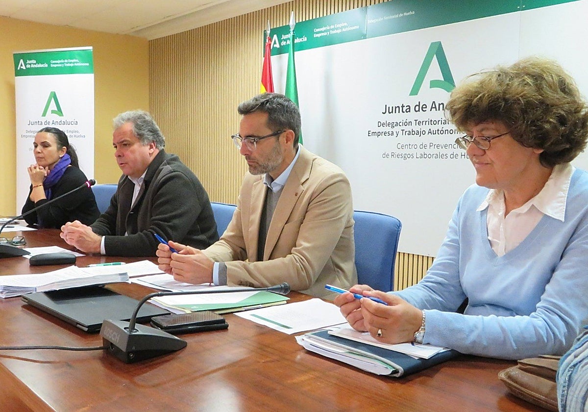 El delegado de Empleo, Juan Carlos Duarte, junto a los responsables de las entidades que trabajan en proyectos integrales para jóvenes