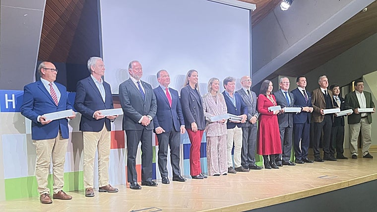 La foto de familia de las autoridades presentes en el evento económico