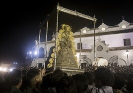 La Virgen del Rocío llega a su ermita a las 14,24  tras 12 horas de procesión por la aldea