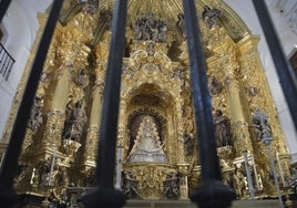 La Virgen del Rocío, entronizada de nuevo en la peana de su camarín
