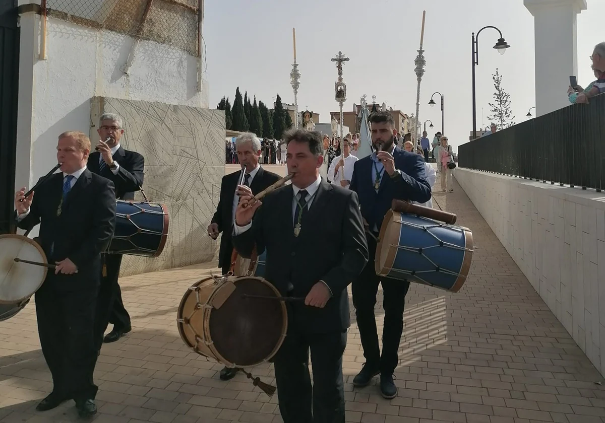 Un momento de la visita del simpecado de la Hermandad del Rocío de Huelva a la Cinta en 2022