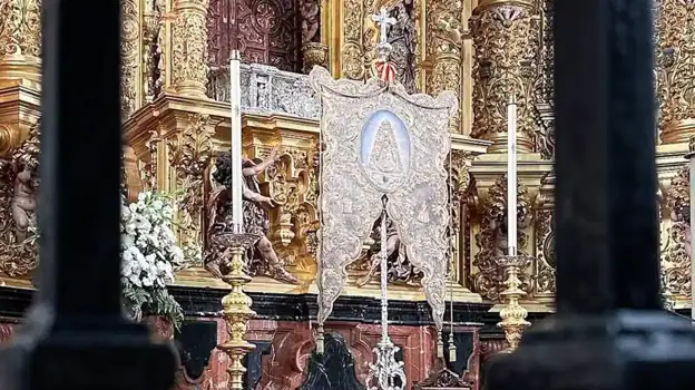 El simpecado de la Hermandad Matriz ha 'sustituido' a la Virgen en estos meses de restauración