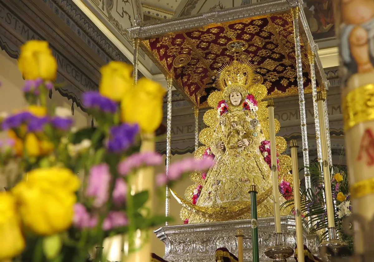 La Virgen del Rocío, en su altar