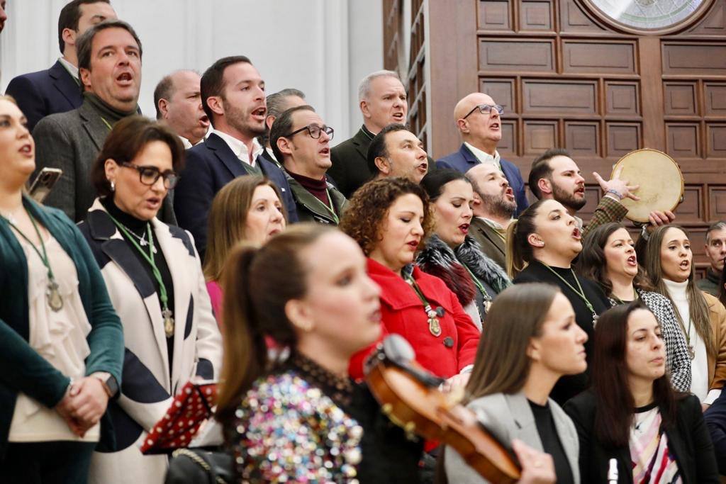 Las imágenes de la imposición de la Medalla de Huelva a la Virgen del Rocío