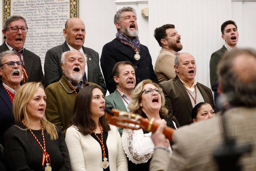 Las imágenes de la imposición de la Medalla de Huelva a la Virgen del Rocío