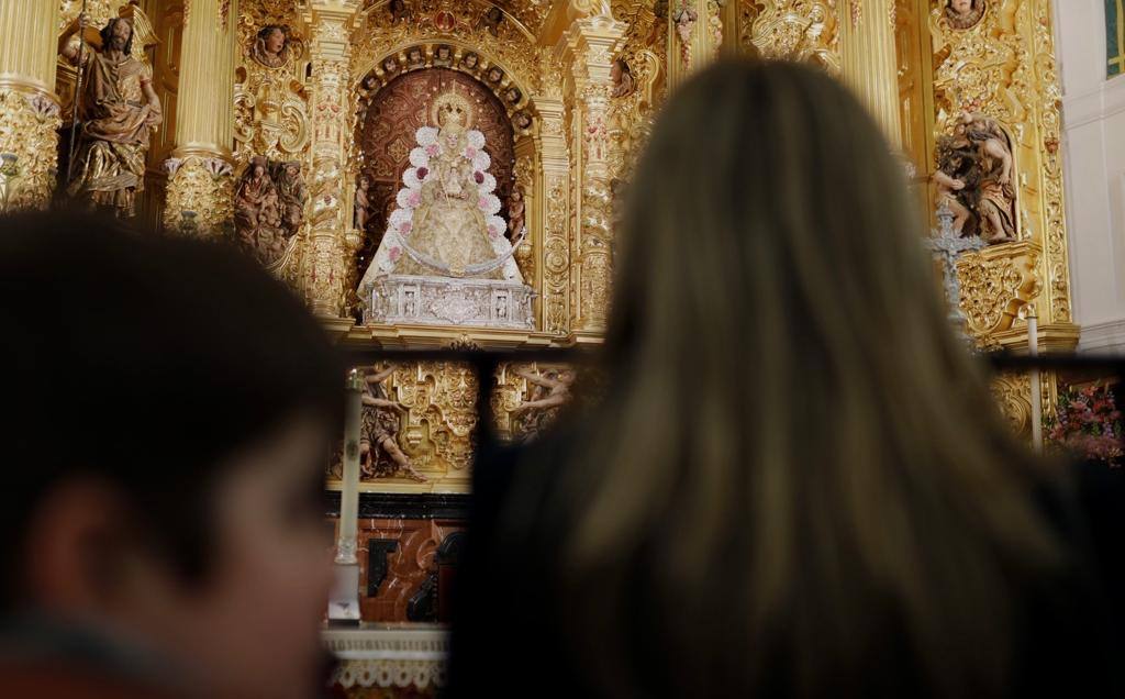 Las imágenes de la imposición de la Medalla de Huelva a la Virgen del Rocío
