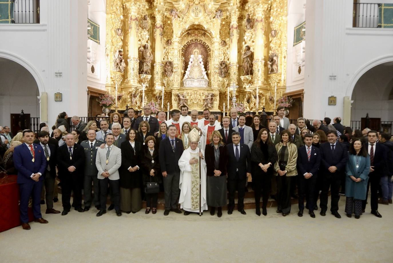 Las imágenes de la imposición de la Medalla de Huelva a la Virgen del Rocío