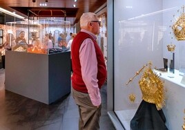 Un libro y una exposición exploran la colección de 500 joyas «de incalculable valor» de la Virgen del Rocío