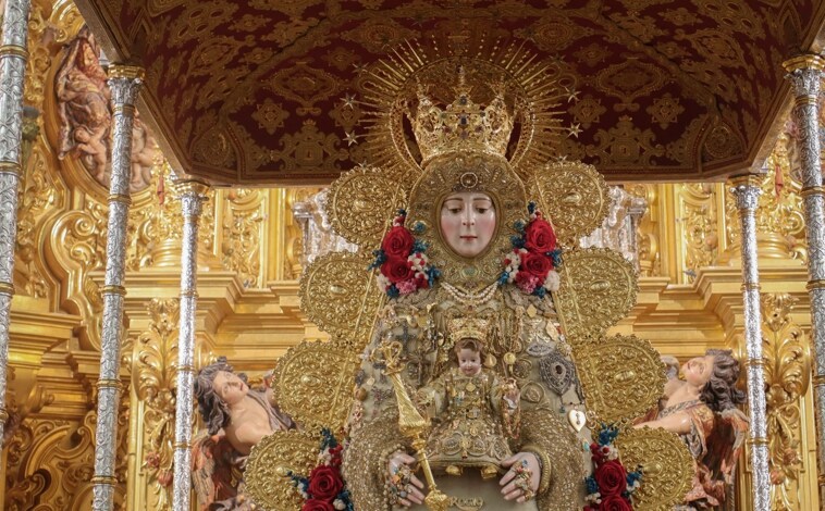 Imagen principal - La Virgen del Rocío ya está en su paso para la romería de 2024