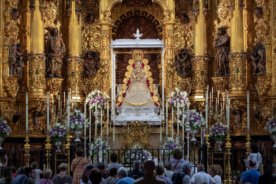 Así espera la Virgen del Rocío la llegada de la multitud de romeros