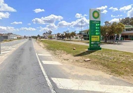 Estación de servicio de BP a las afueras de aldea