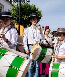Imagen secundaria 2 - Diferentes momentos del acto protagonizado por los fieles rocieros de Almonte