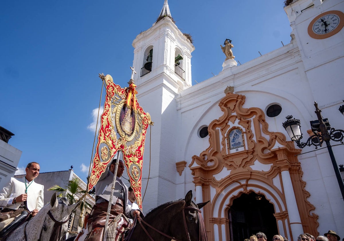 El simpecado de la Matriz pasa por la parroquia de la Asunción