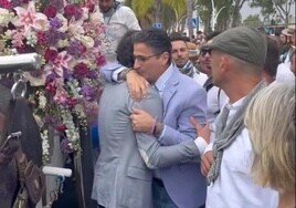 José Antonio Cabrera se abraza con el presidente del Recreativo, Jesús Vázquez, tras la ofrenda floral al simpecado del Rocío de Huelva