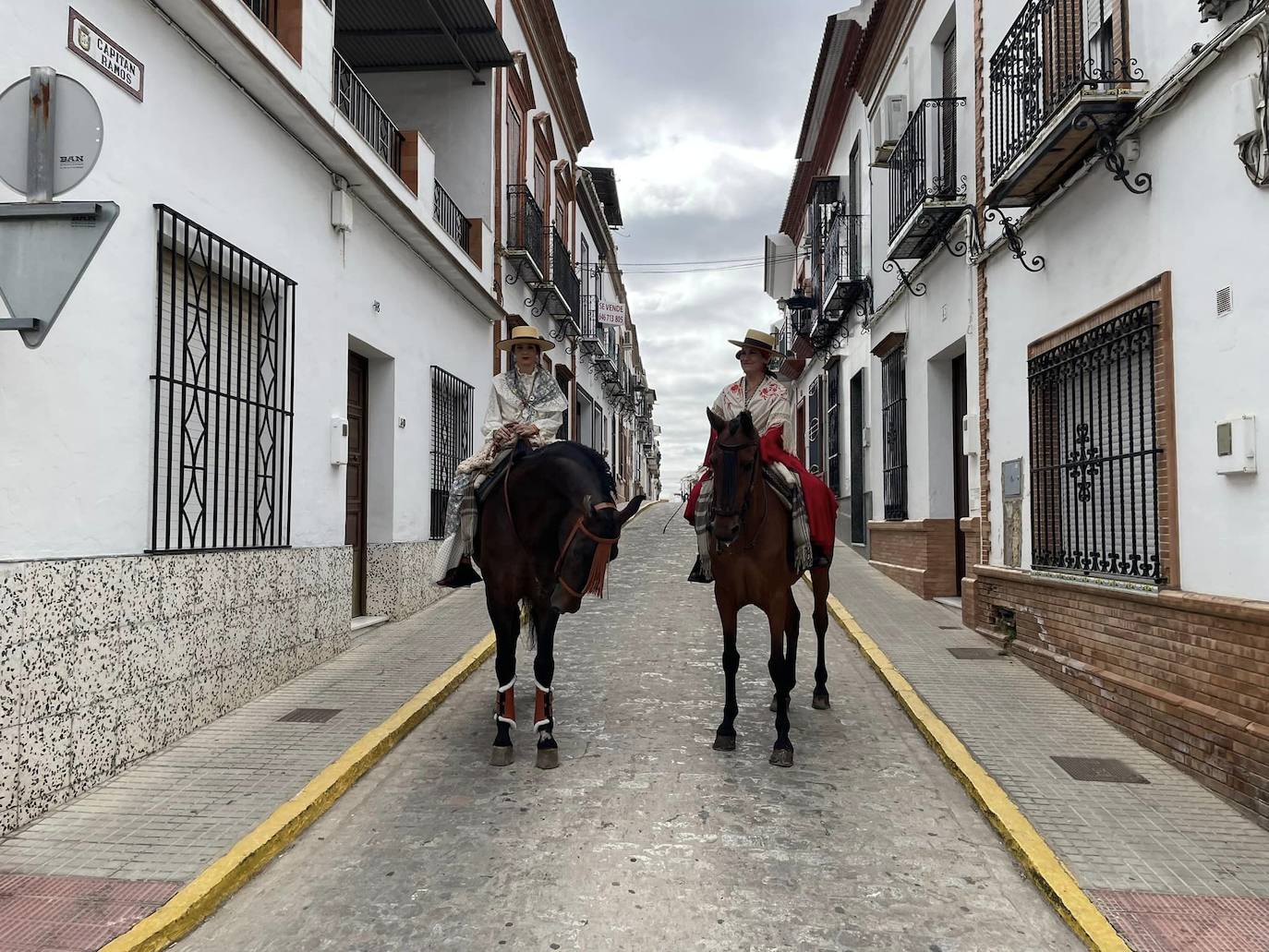 El simpecado blanco de la Hermandad del Rocío de Bollullos camina bien arropado hacia la aldea