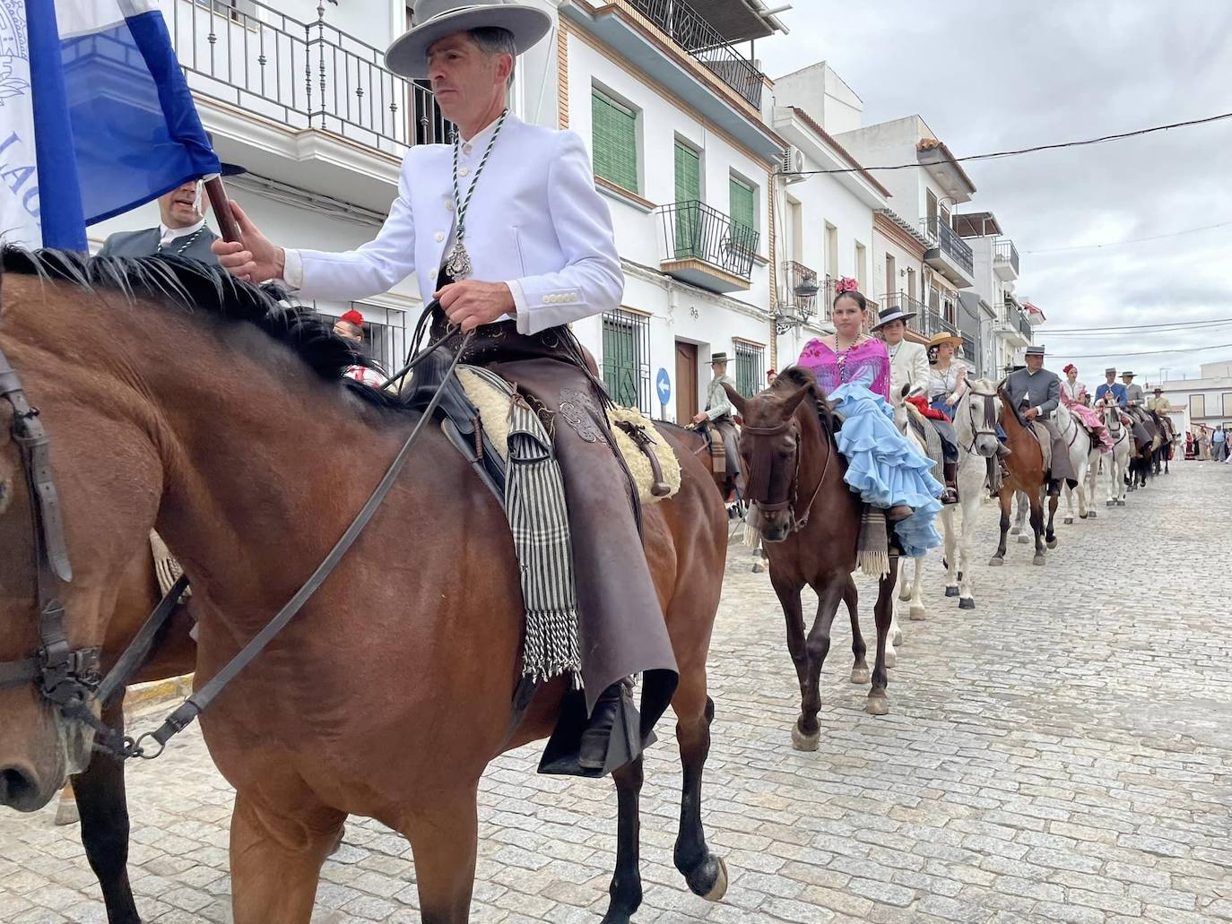 El simpecado blanco de la Hermandad del Rocío de Bollullos camina bien arropado hacia la aldea