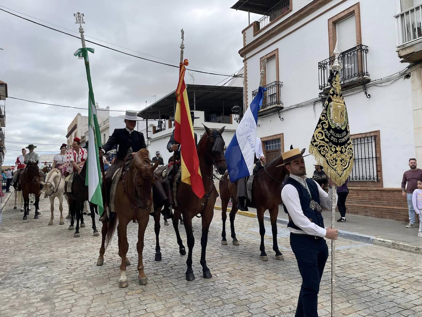 El simpecado blanco de la Hermandad del Rocío de Bollullos camina bien arropado hacia la aldea