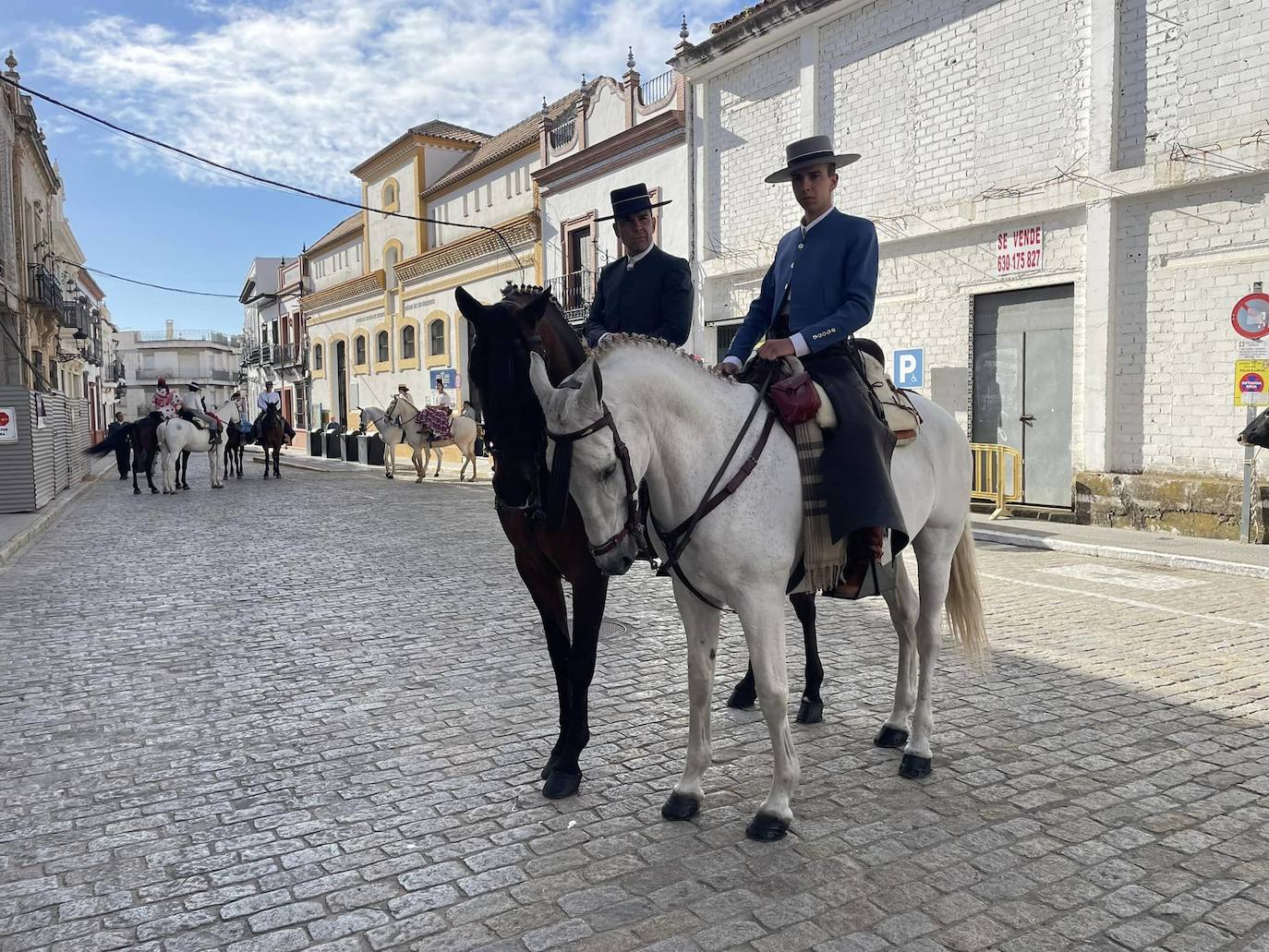 El simpecado blanco de la Hermandad del Rocío de Bollullos camina bien arropado hacia la aldea