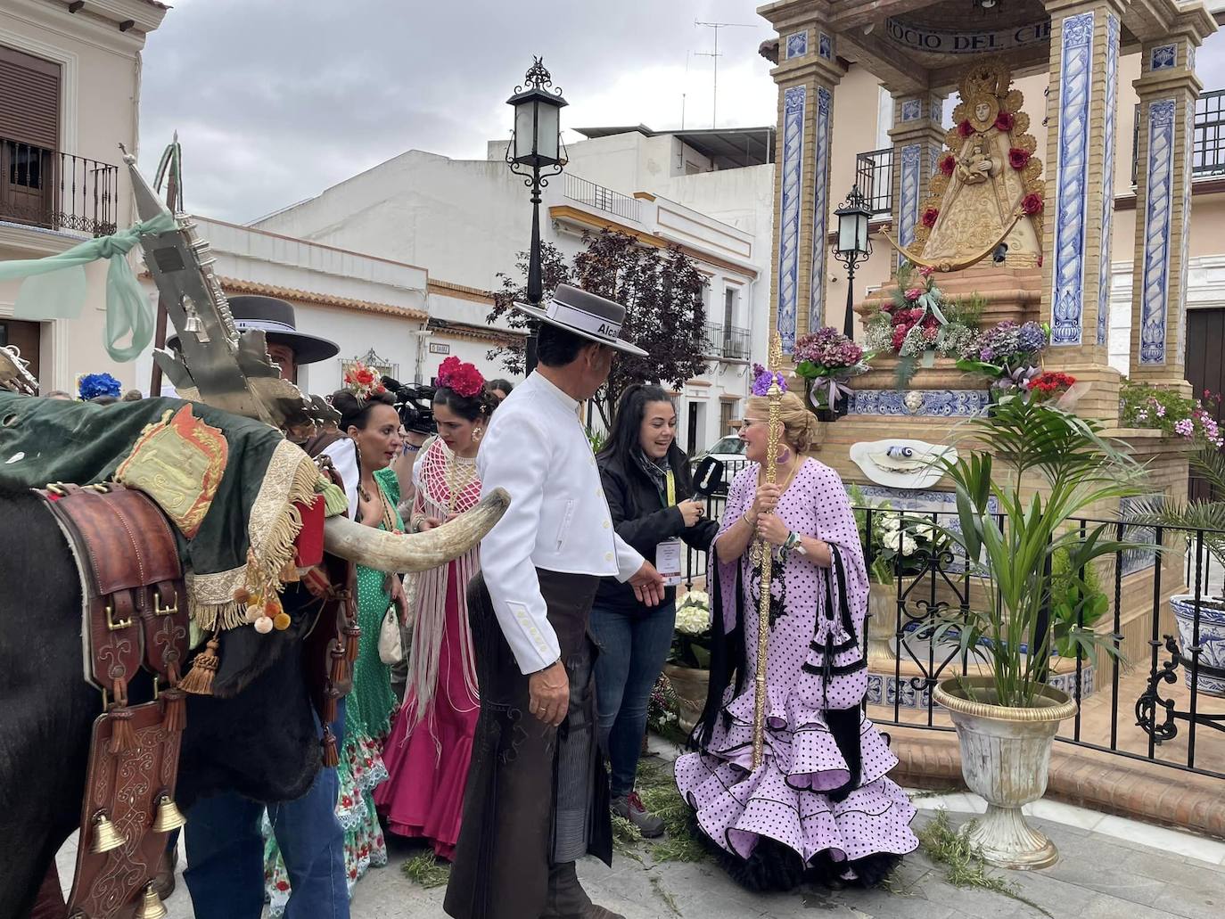 El simpecado blanco de la Hermandad del Rocío de Bollullos camina bien arropado hacia la aldea