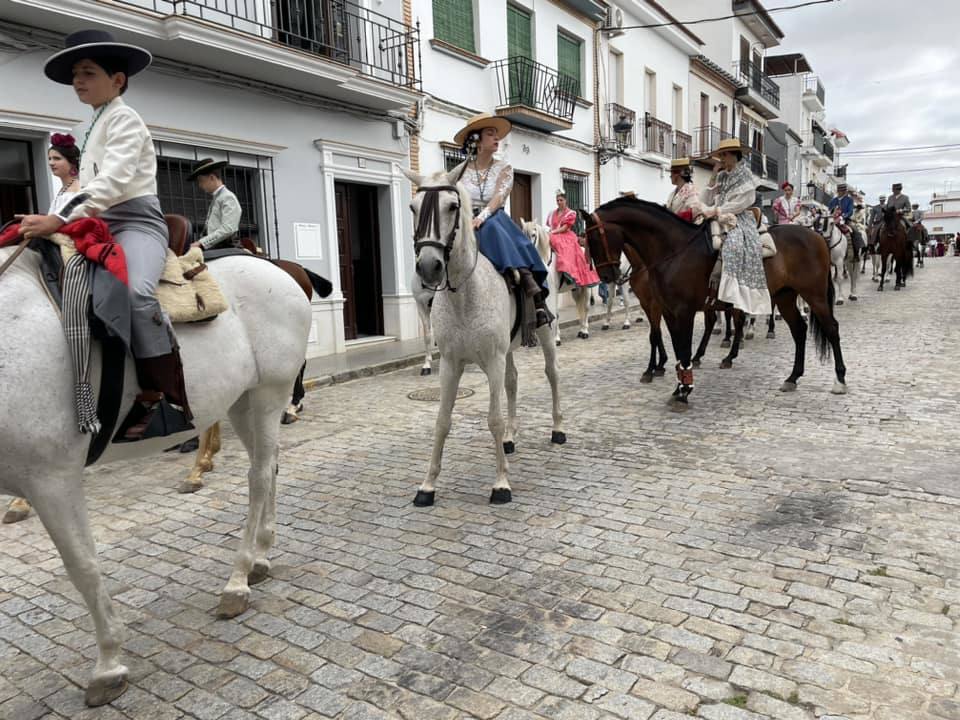 El simpecado blanco de la Hermandad del Rocío de Bollullos camina bien arropado hacia la aldea